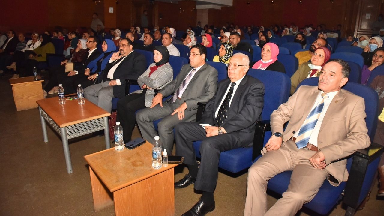 كرتير مساعد أسيوط تشهد العرض المسرحي طقوس العودة  