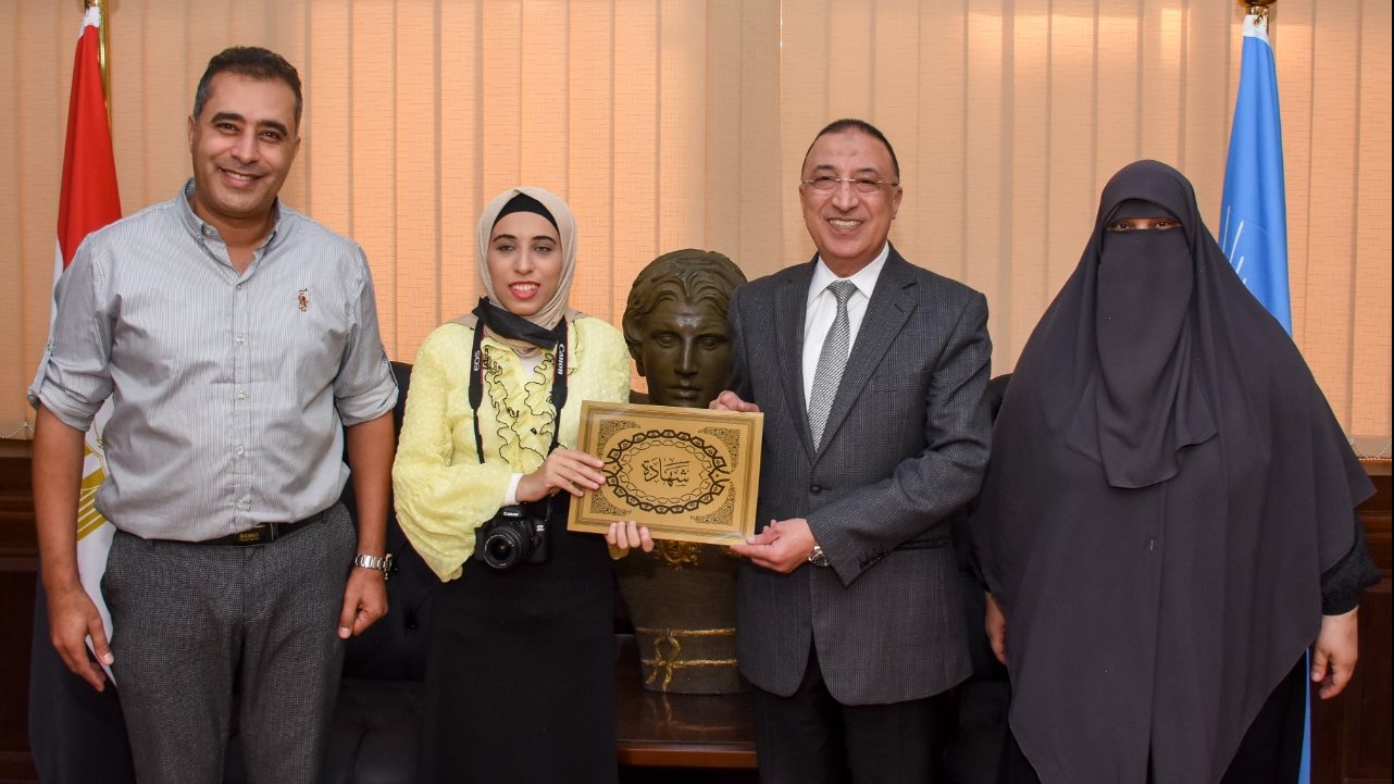 محافظ الإسكندرية يستقبل مصورة كفيفة 
