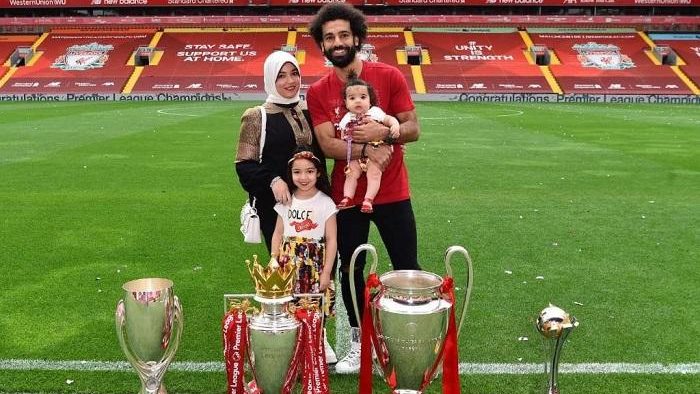 محمد صلاح وزوجته وبناته