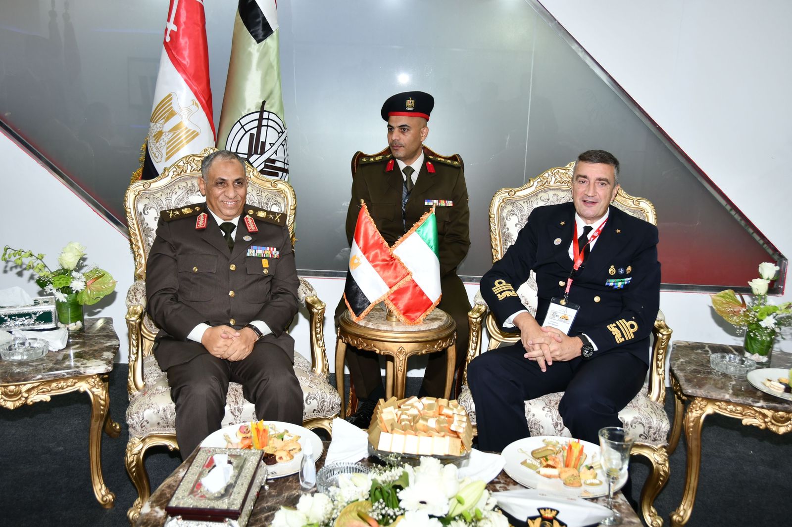 لقاءات ثنائية لقادة الأفرع الرئيسية وكبار قادة القوات المسلح