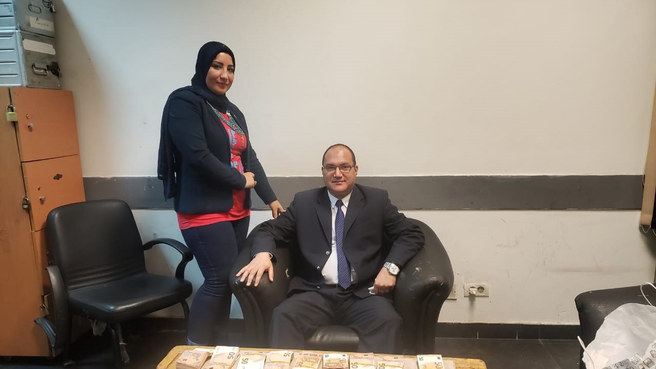 ضبط 170 ألف دولار مهربة مع راكب في مطار القاهرة 