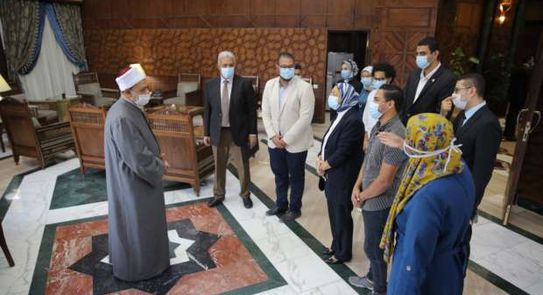 شيخ الأزهر مع أعضاء فريق إيناكتس الأزهر 