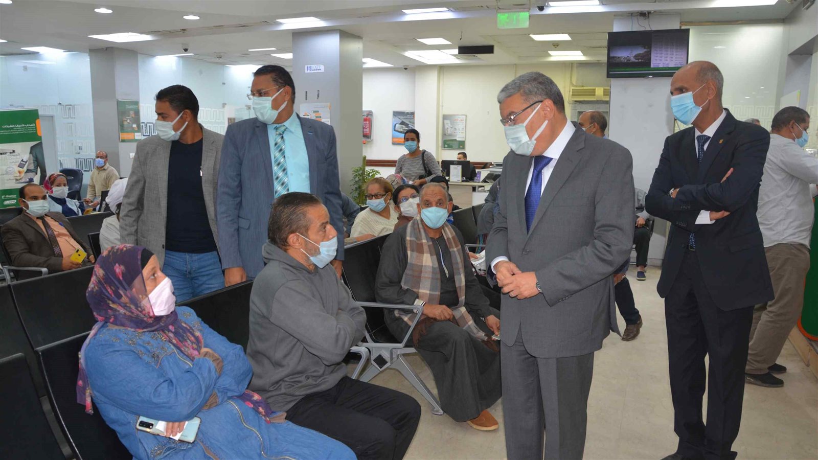 محافظ المنيا يتاكد من تطعيم المواطنين  محافظ المنيا يتاكد من تطعيم المواطنين