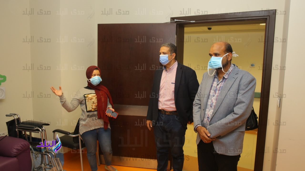 نقابة المهندسين تتبرع بخرطوشة الخير فى حائط مستشفي سرطان