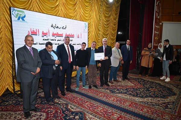رئيس جامعة الفيوم والنواب أثناء التكريم