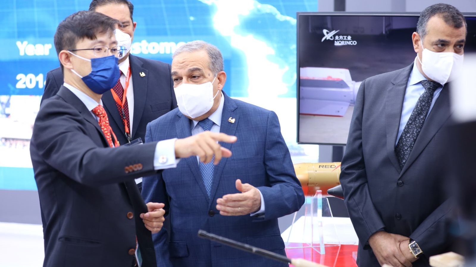وزير الإنتاج الحربى يزور جناح شركة " نورينكو " الصينية