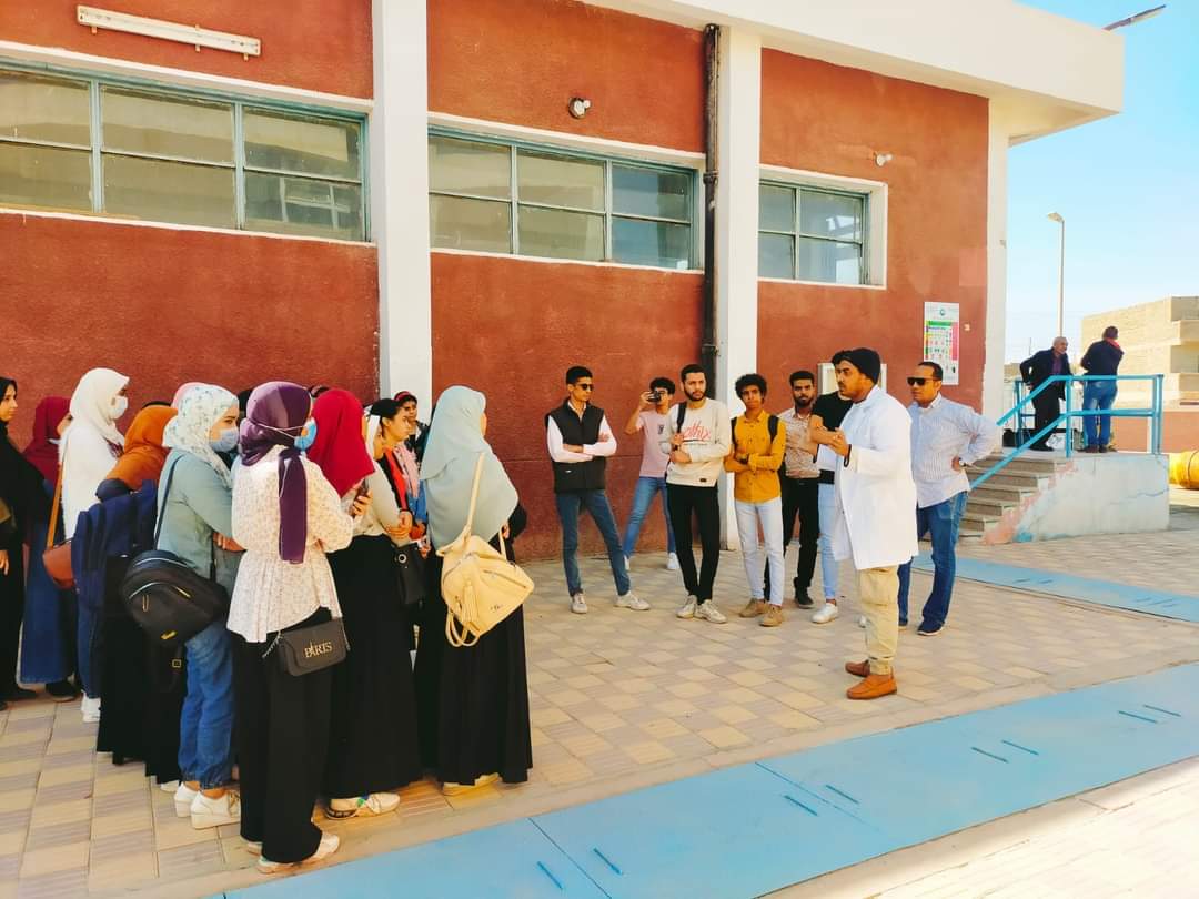 طلاب كلية العلوم فى محطة الصالحية بقنا