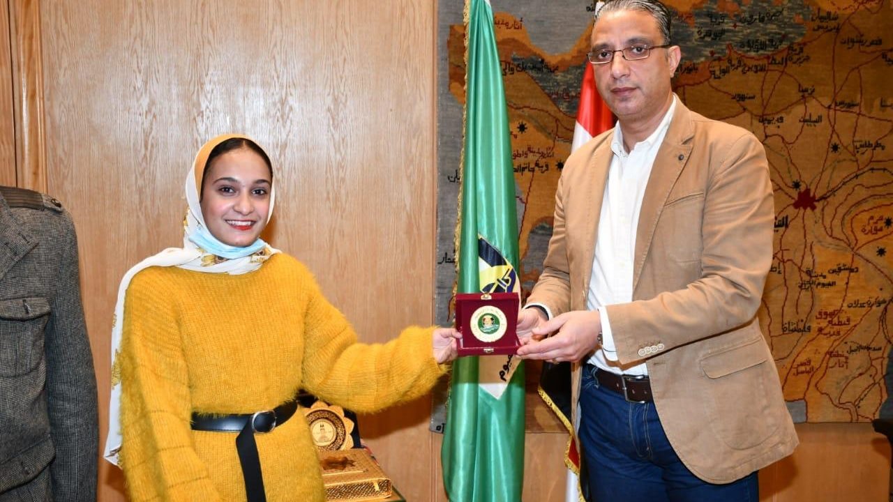 محافظ الفيوم أثناء تكريمه الطالبة سعاد