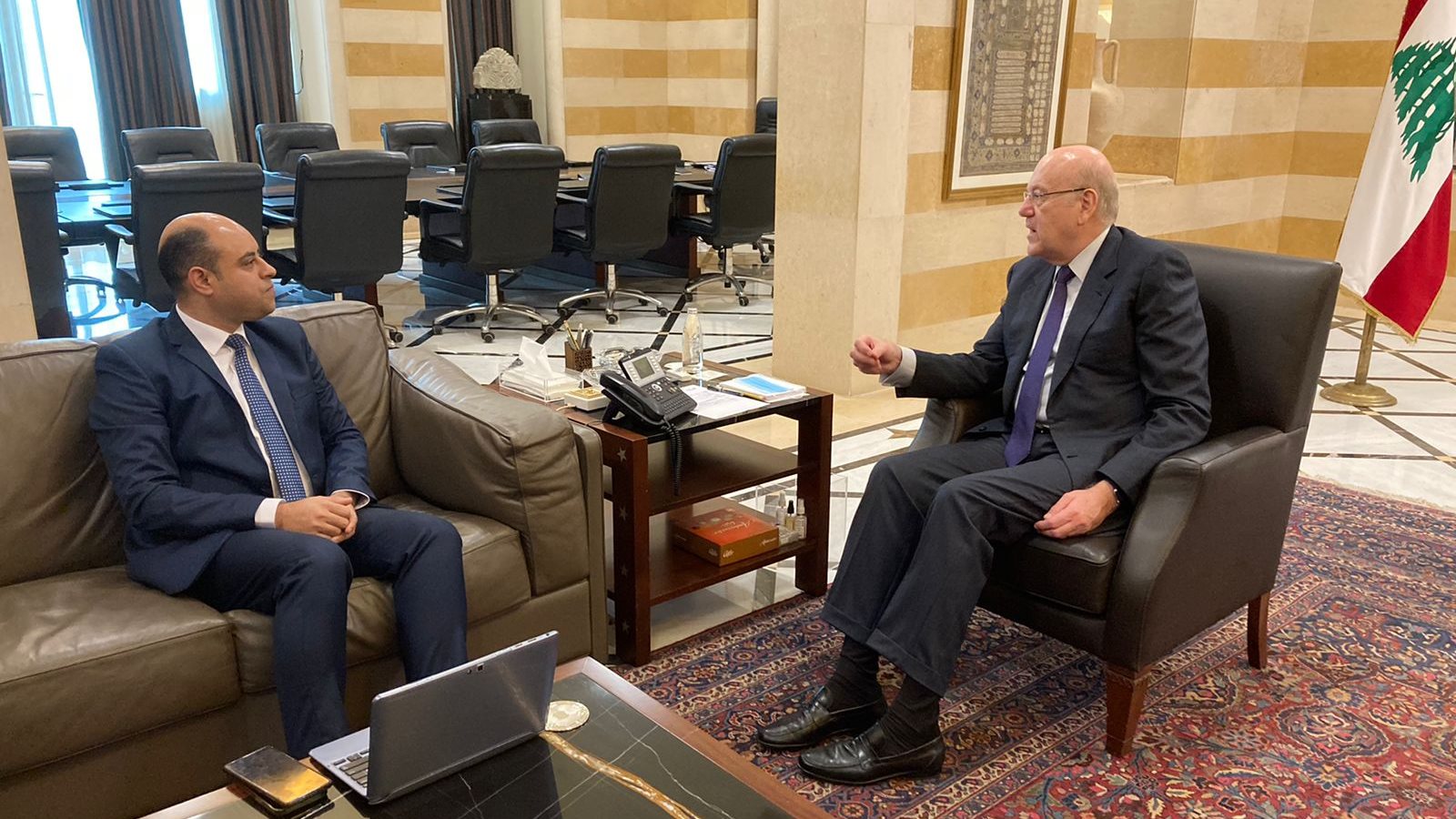 رئيس الحكومة اللبنانية خلال حواره رئيس الحكومة اللبنانية خلال حواره