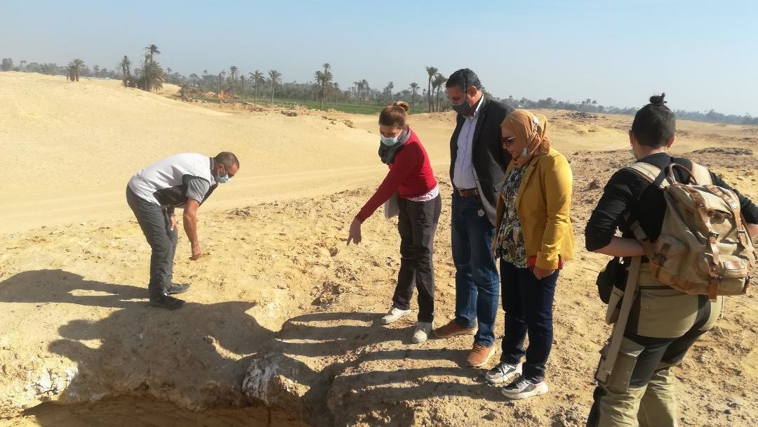أعضاء البعثة الفرنسية أثناء التنقيب على الاثار بالفيوم