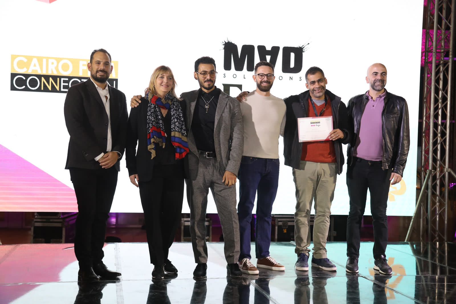 فريق عمل فيلم الحياه