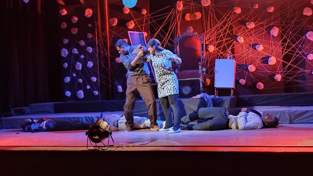  جانب من مسرحية 