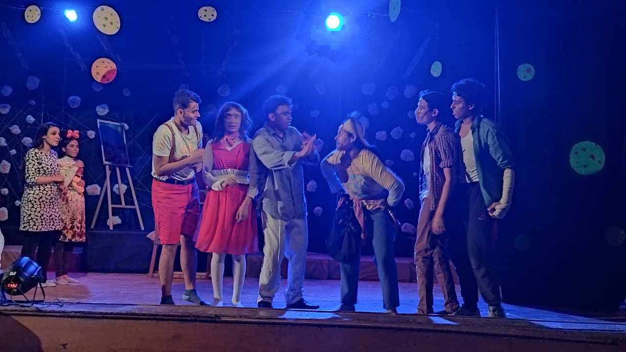  جانب من مسرحية 