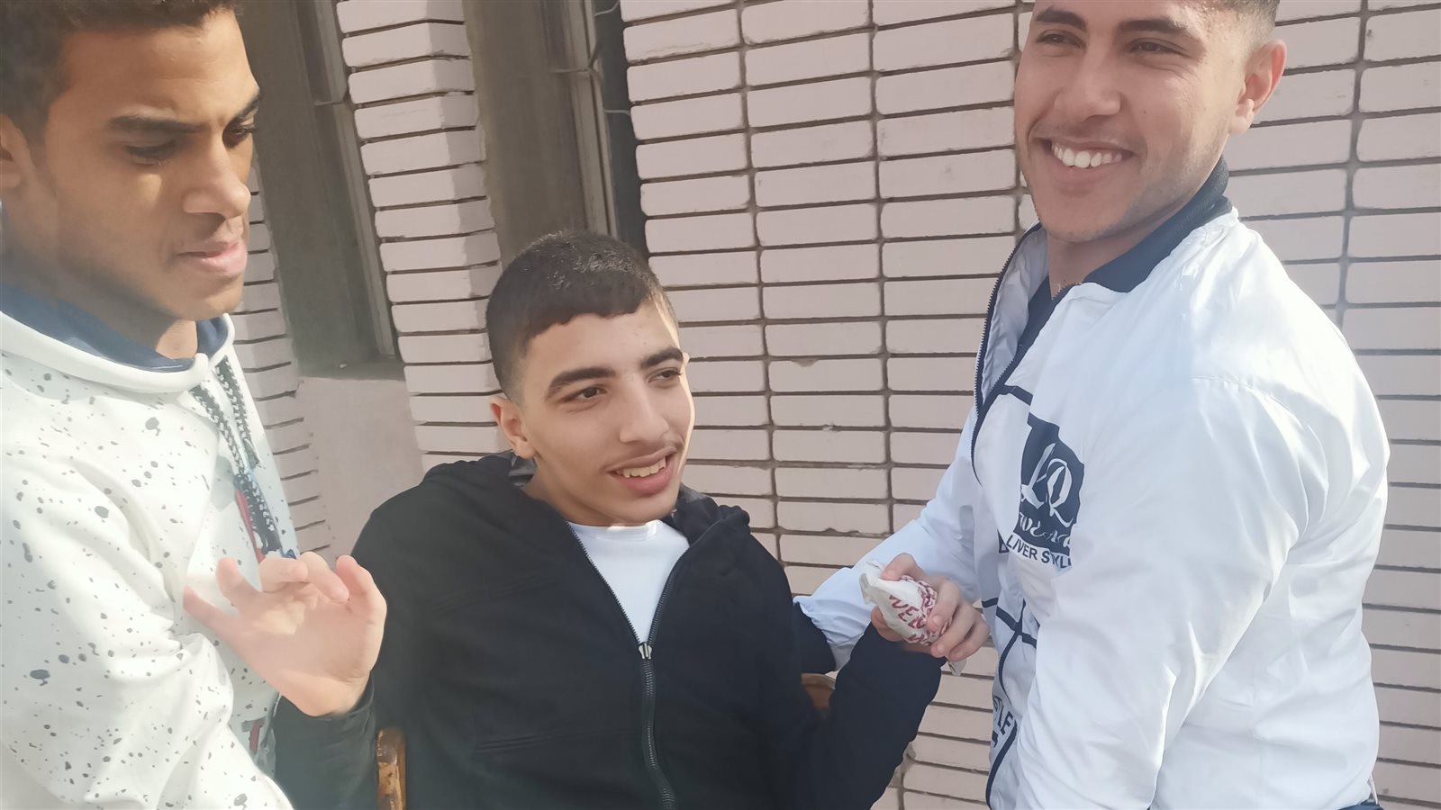 شاهد .. قصة  كفاح وصداقة .. طالب كفيف يحمل زميله صاحب اعاقه 