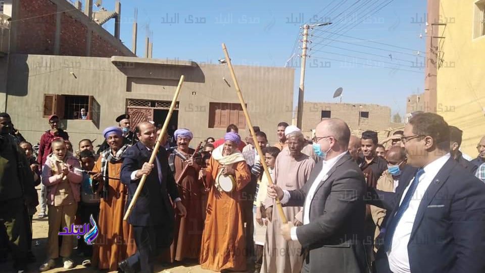 رقص السفير الكندى على المزمار