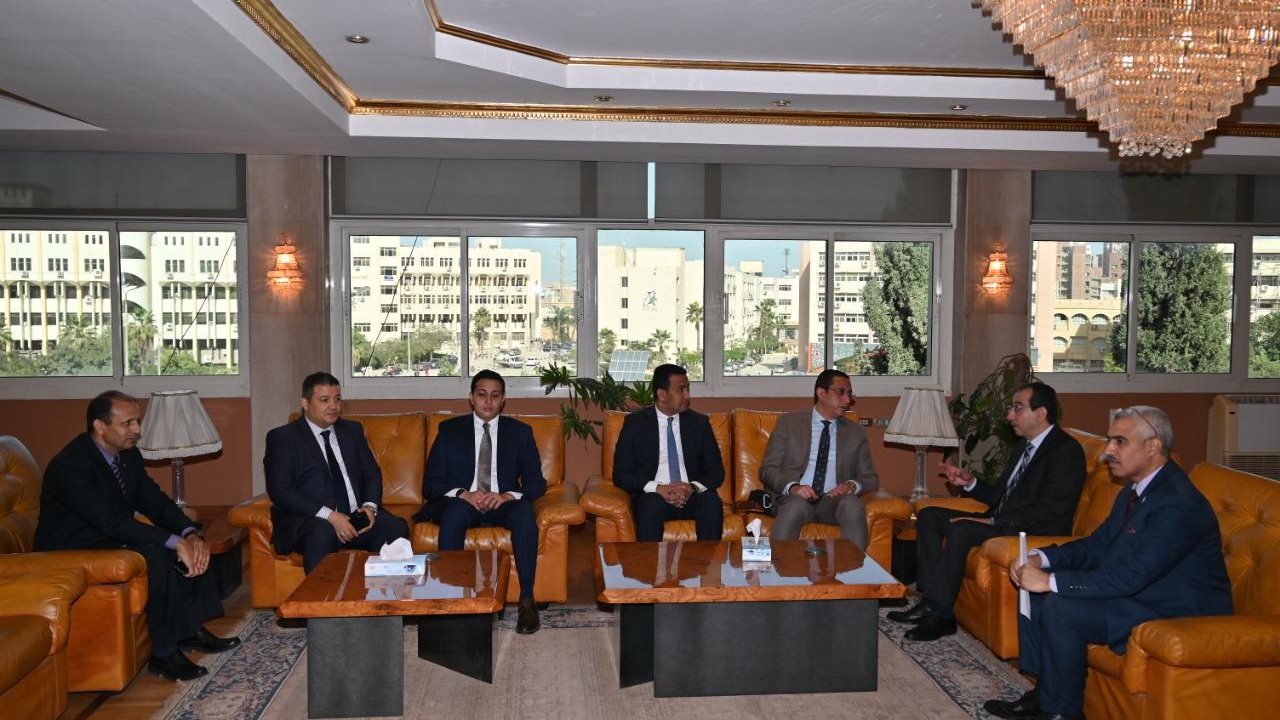 محافظ الفيوم أثناء زيارته لرئيس جامعة الفيوم الجديد