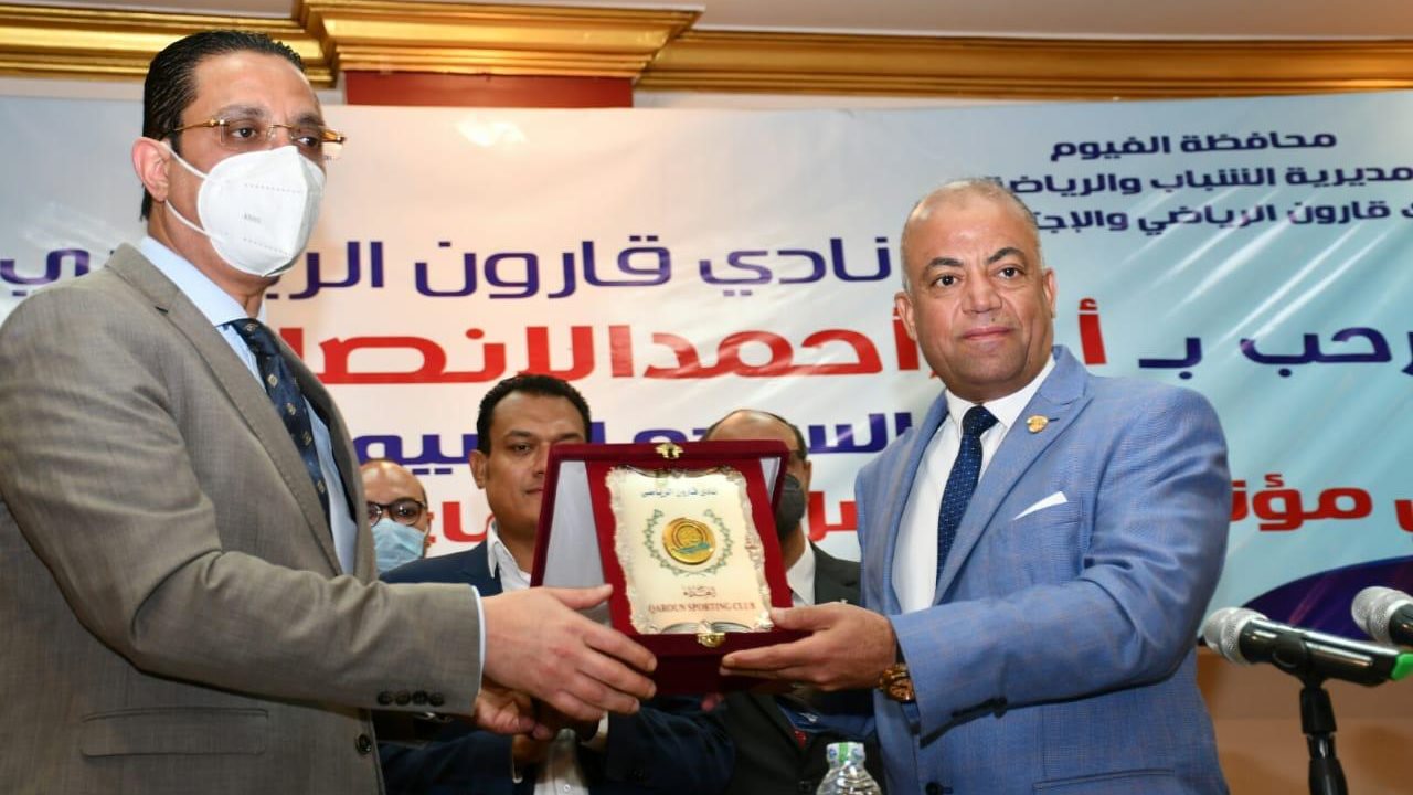 المستشار رئيس نادى قارون يهدى درع النادى لمحافظ الفيوم