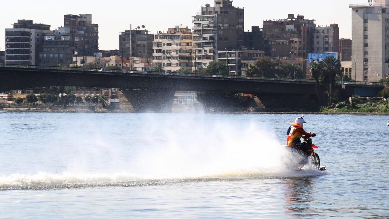 مرشح لـ"جينيس".. أول رياضي يحاول الإبحار بموتوسيكل 6 كيلو