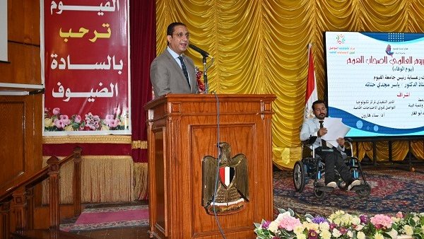 محافظ الفيوم أثناء كلمته