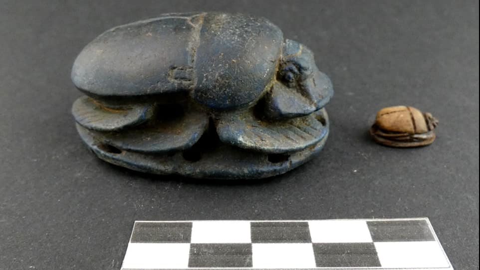 اكتشاف مقتنيات في مقبرتين للعصر الصاوي