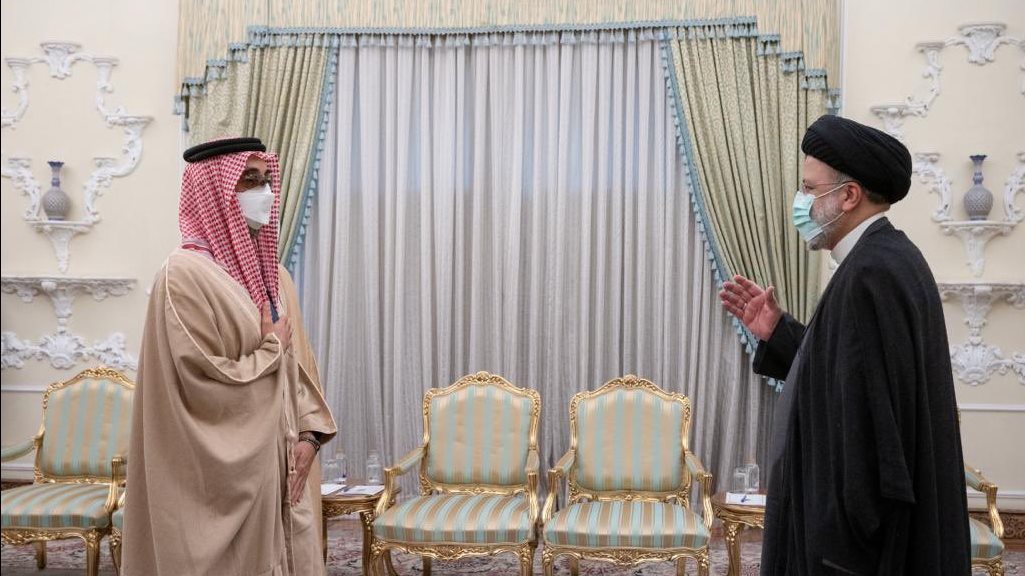 الرئيس الإيراني يستقبل مستشار الأمن القومي الإماراتي