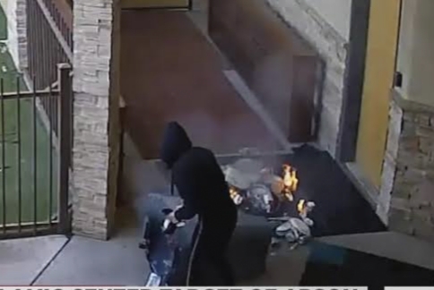 أمريكية تشعل النيران أمام مسجد