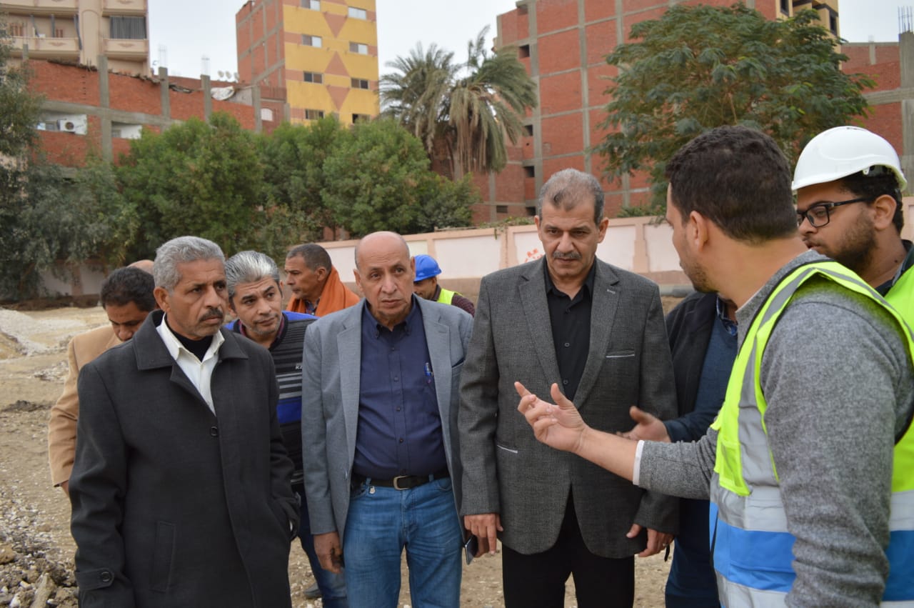 رئيس شركة مياه الفيوم أثناء الجولة لتفقد مشروعات حياة كريمة