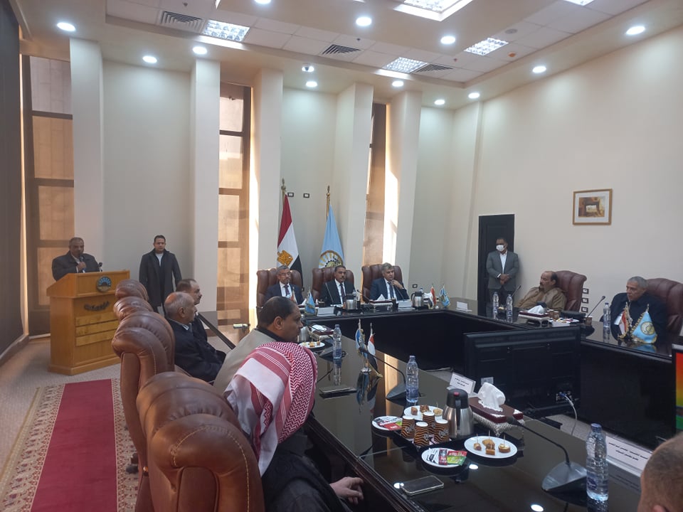  محافظ مطروح يلتقى وفد برلماني