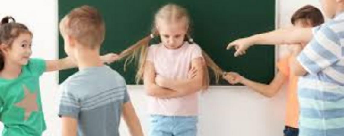 احترسي إذا ظهر على طفلك هذه العلامات فهو يتعرض للتنمر 