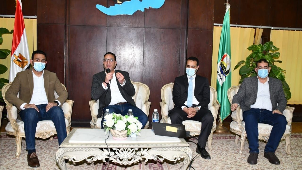 محافظ الفيوم ونائب المحافظ ووكيل وزارة الصحة أثناء التكريم