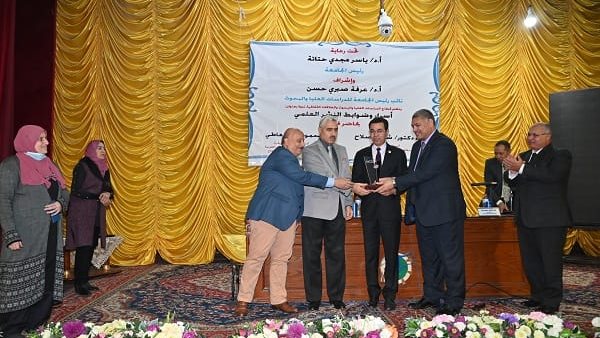   الدكتور عرفة صبري ، نائب رئيس جامعة الفيوم اثناء التكريم
