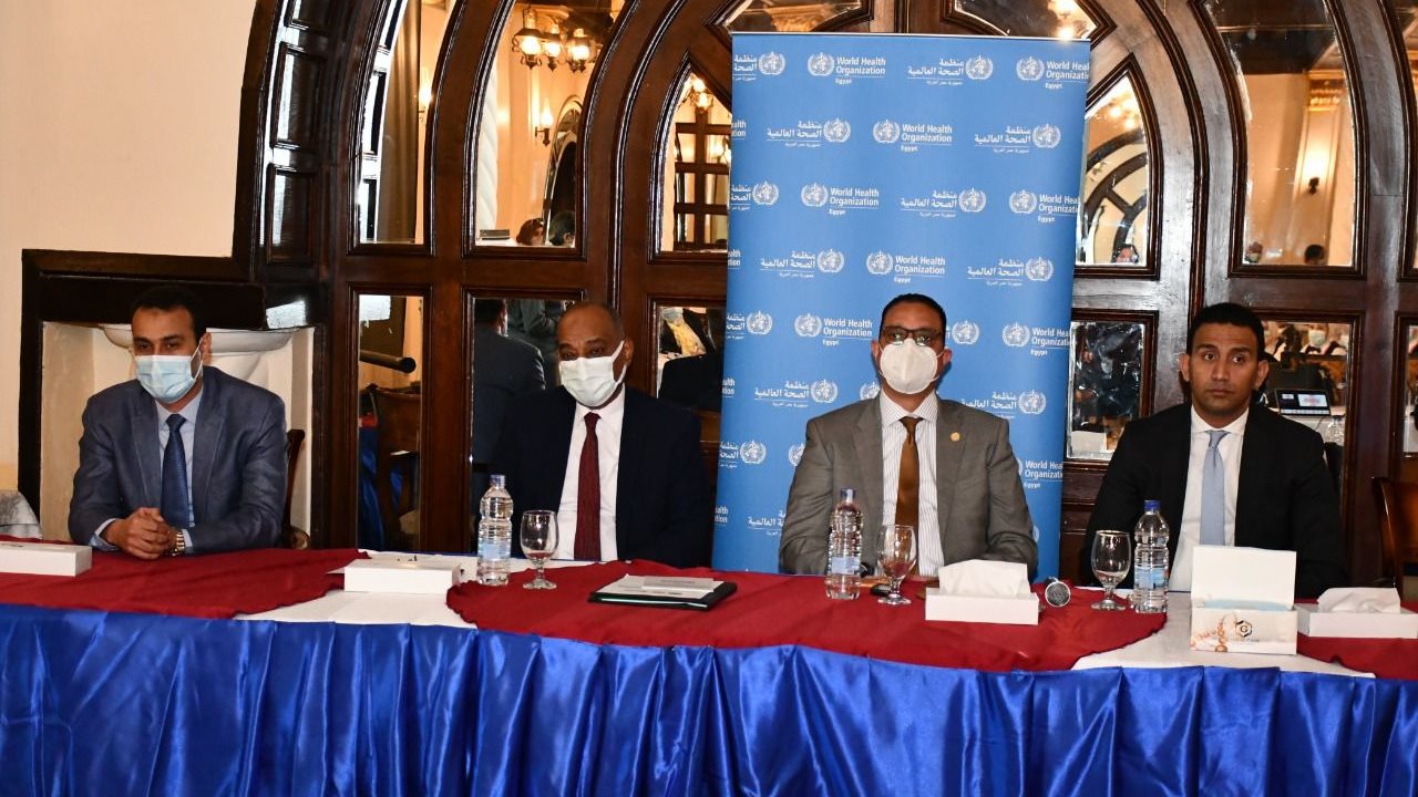 محافظ الفيوم أثناء اللقاء