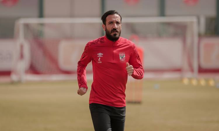 علي معلول نجم فريق الأهلي