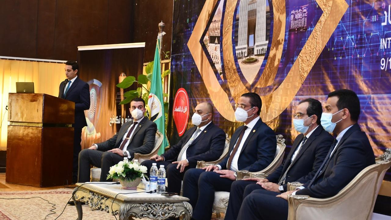 محافظ الفيوم ورئيس الرقابة الادارية أثناء الندوة