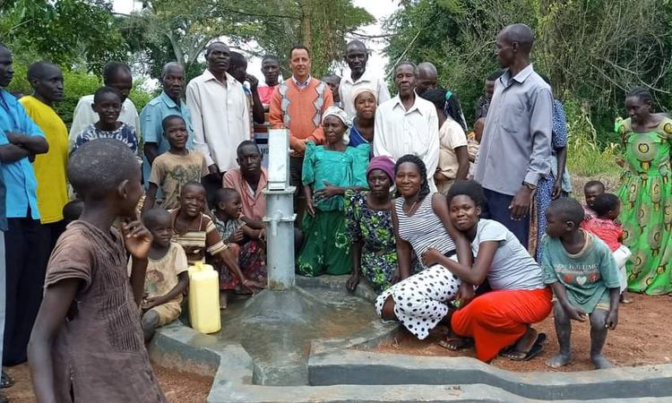 حفر 20 بشر بأوغندا