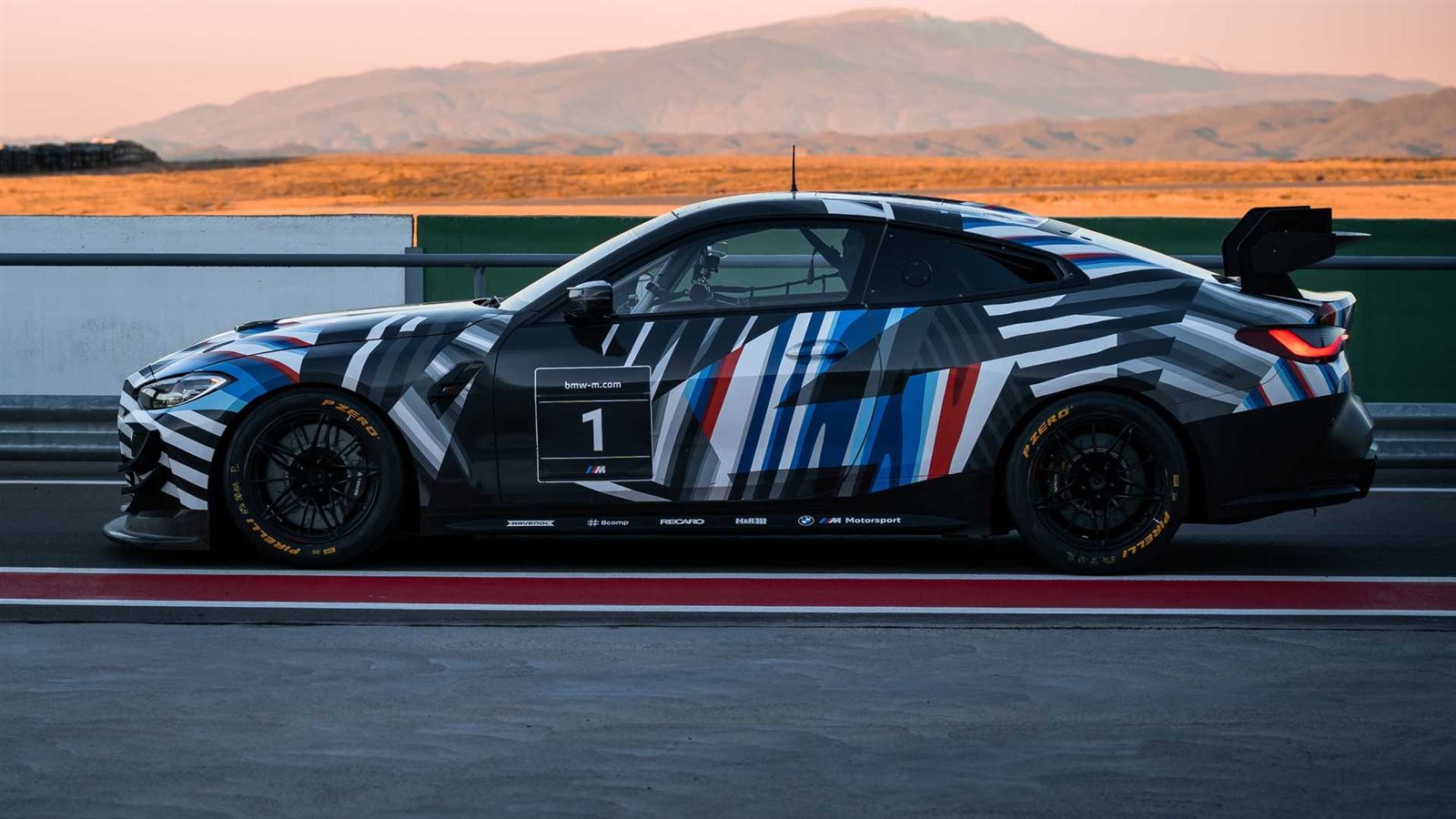 BMW  تكشف عن تفاصيل سيارة السباق المنتظرة M4 GT4 موديل 2023