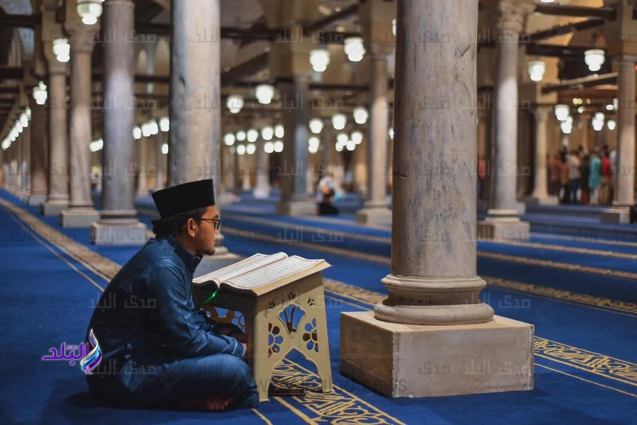 شخص يقرأ القرآن