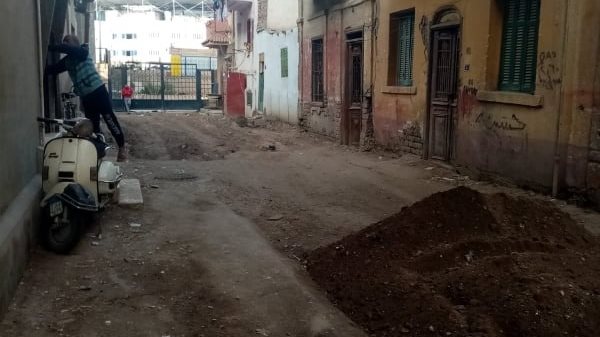 تسوية الشوارع  تمهيداً لتركيب الانترلوك بحي غرب أسيوط