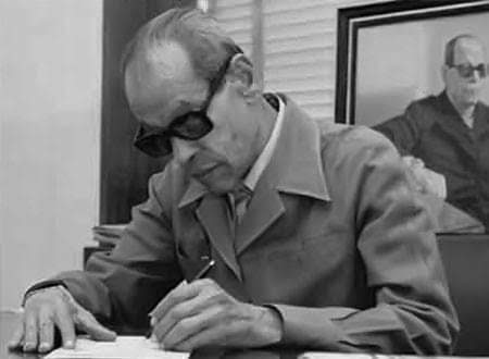 نجيب محفوظ أثناء العمل