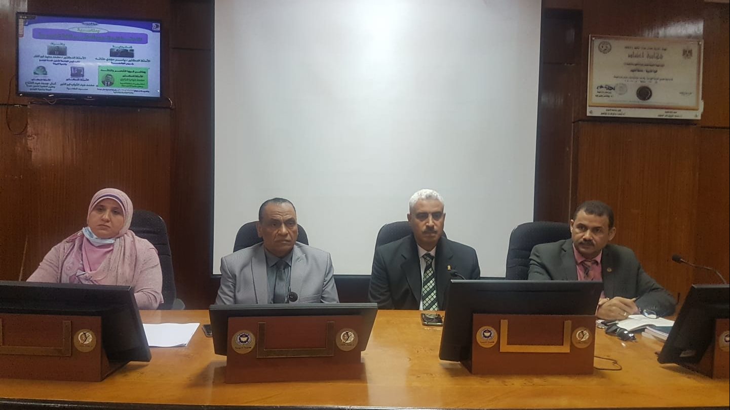 الدكتور / محمد عبد التواب عميد كلية التربية أثناء الأحتفالية