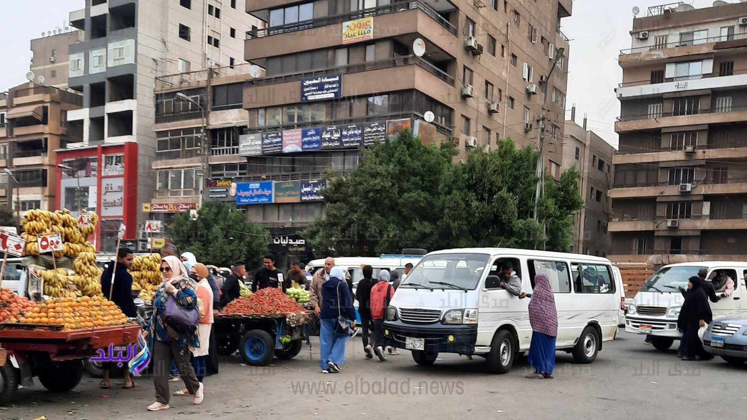 الموقف والباعة تحتل الطرق بالألف مسكن 