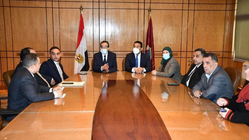 نائب محافظ الفيوم ورئيس الجامعة أثناء اللقاء