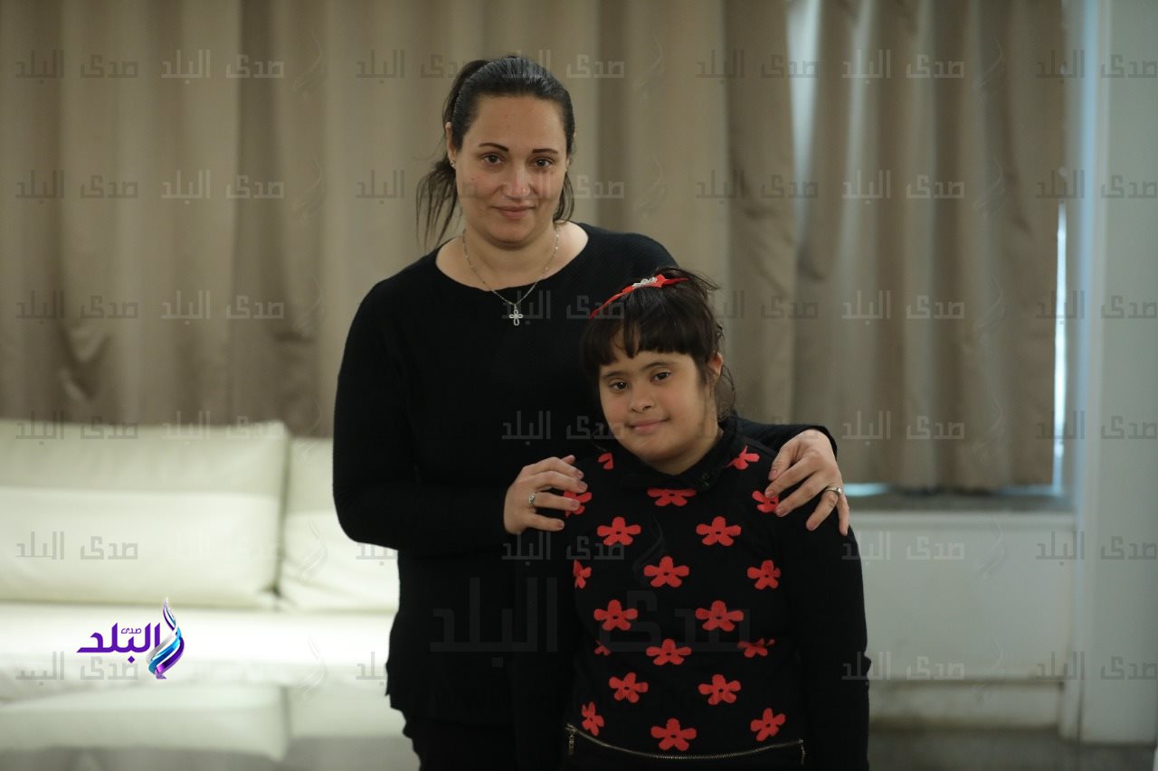 الطفلة بتول ووالدتها