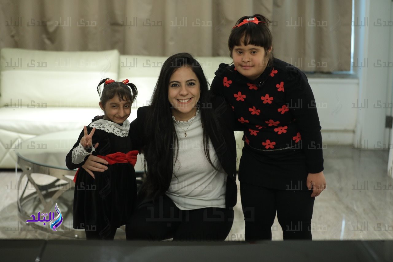 محررة صدى البلد مع الطفلتين ريتاج وبتول