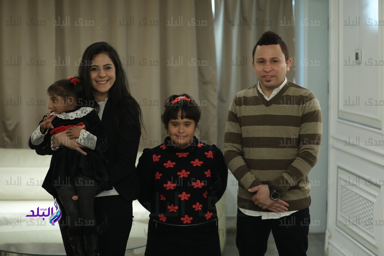 محرري صدى البلد مع الطفلتين بتول وريتاج