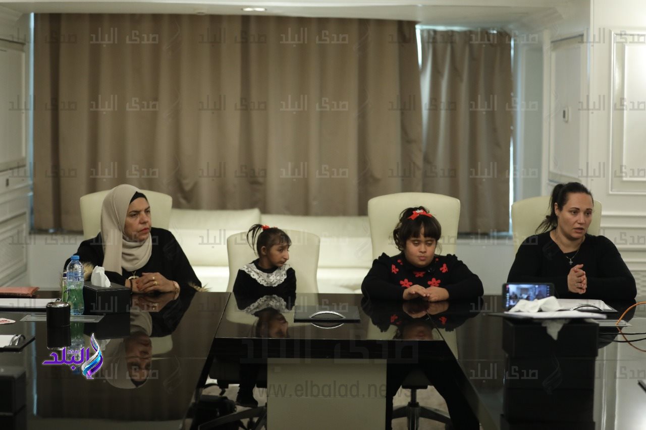 الطفلتان بتول وريتاج مع والدتيهما