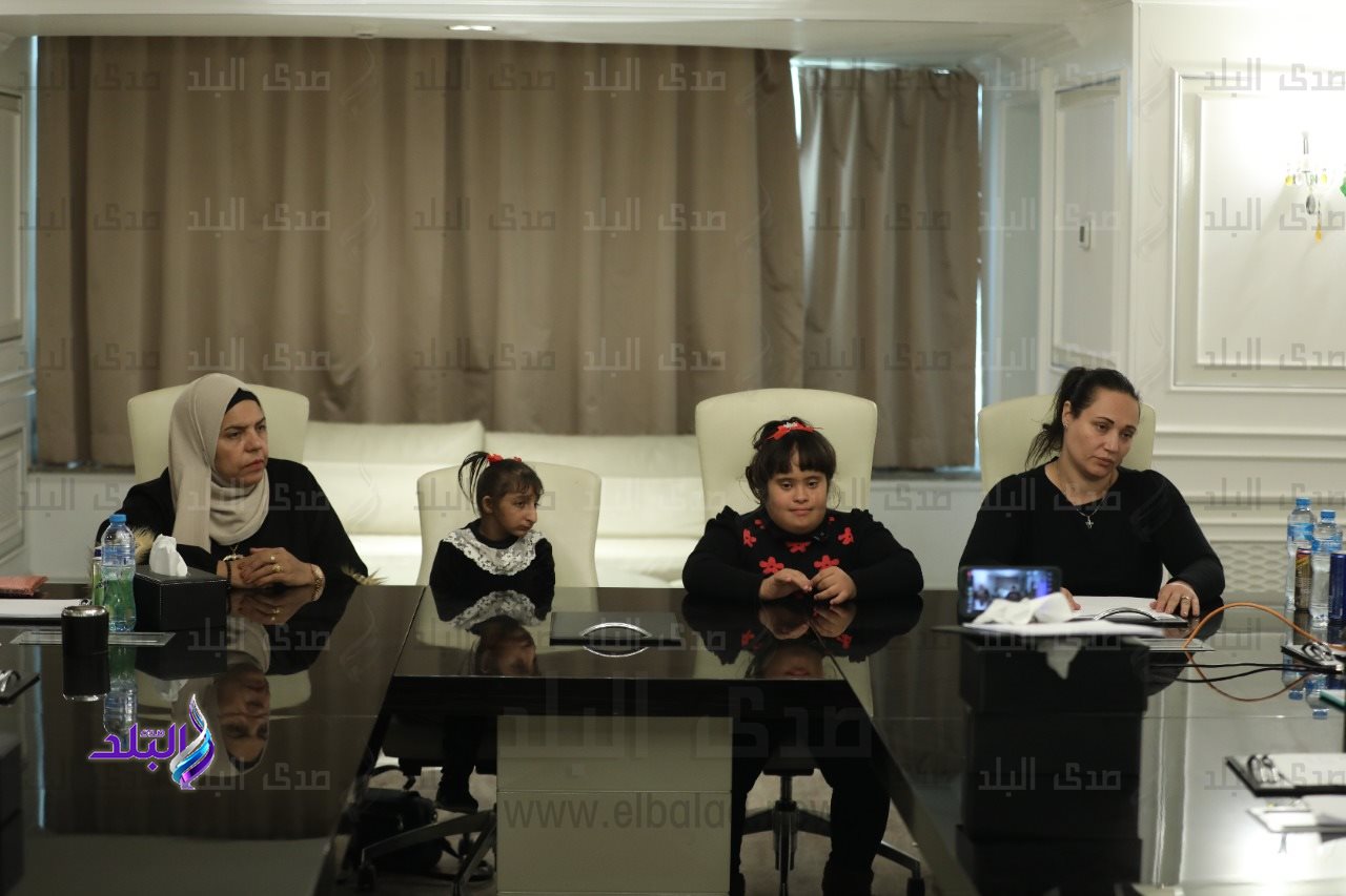 الطفلتان بتول وريتاج مع والدتيهما