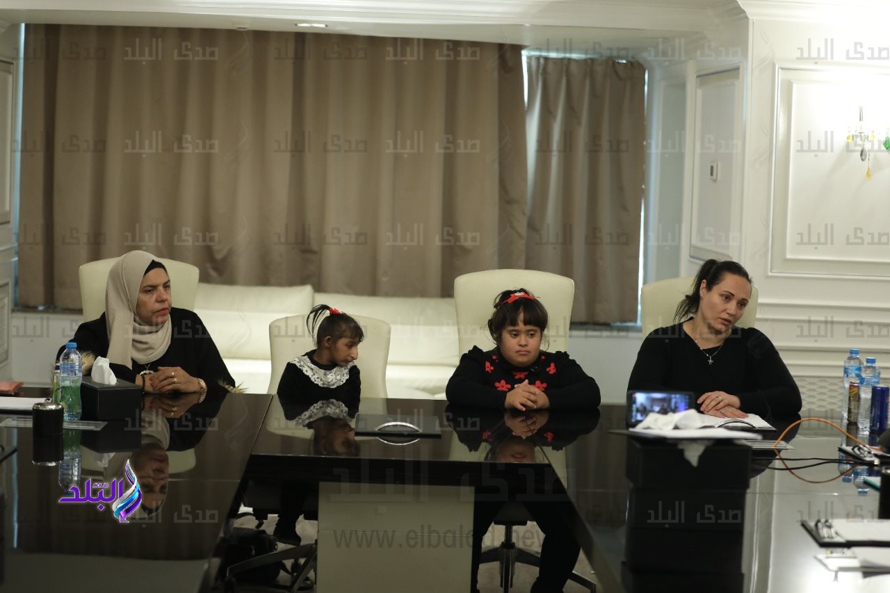 الطفلتان بتول وريتاج مع والدتيهما