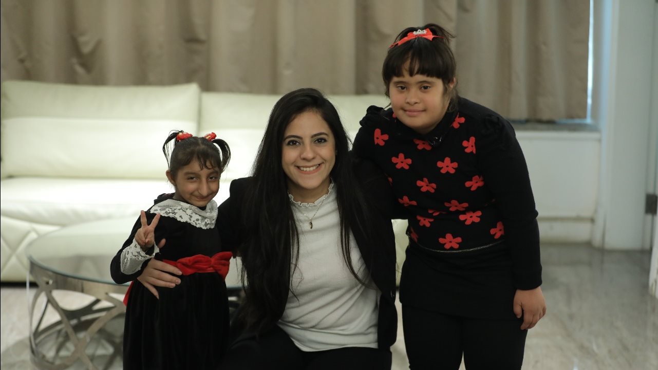 محررة صدى البلد مع الطفلتين بتول وريتاج