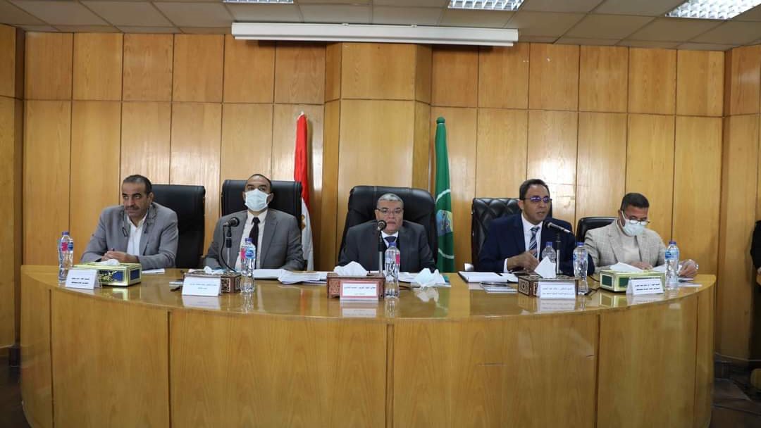 محافظ المنيا خلال الاجتماع 